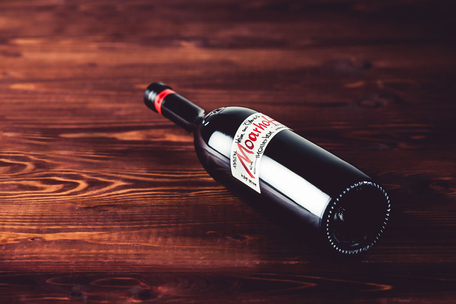thaller-rotweinflasche-liegend-boden